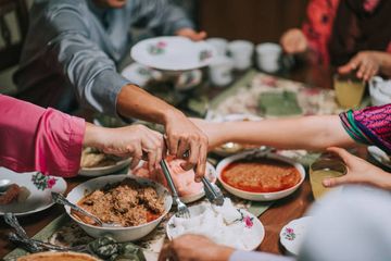 Jalankan Ibadah dengan Nyaman, Ini Tips Tidak Cepat Kenyang saat Buka Puasa