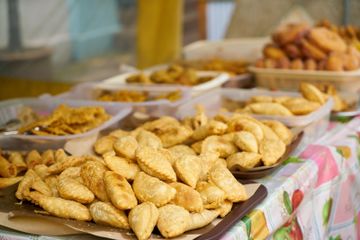Makan gorengan berlebih saat membatalkan puasa, dapat sebabkan penumpukan lemak.
