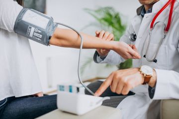 Medical check up salah satunya dilakukan dengan pemeriksaan fisik.