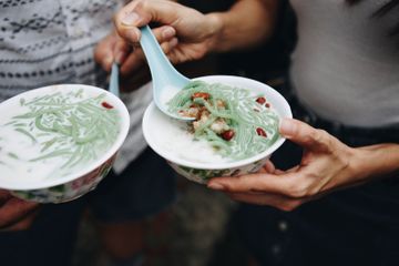 Manfaat berbuka dengan mengonsumsi makanan dan minuman manis.