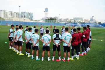 Pelatih timnas U-23 Indonesia, Shin Tae-yong, memberikan arahan pada latihan perdana di Dubai.