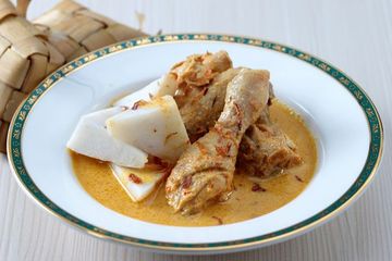 Stok Ketupat Opor di Rumah Masih? Kenali Bahaya Makan Opor yang Dipanaskan Berkali-kali