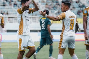 Ricky Kambuaya melakukan selebasi meminta maaf setelah mencetak gol pada laga Dewa United melawan Persebaya Surabaya, Selasa (16/4/2024).