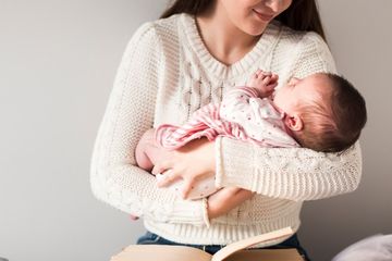Agar Si Kecil bisa terhindar dari risiko stunting di usia dini, Moms bisa cek di sini untuk panduan menyusui yang tepat dari Kemenkes.
