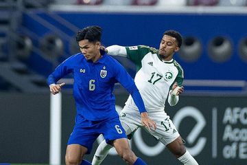 Bek timnas U-23 Thailand, Songwut Kraikruan, berduel dengan pemain Arab Saudi, Haitham Asiri, pada laga kedua Grup C Piala Asia U-23 2024.