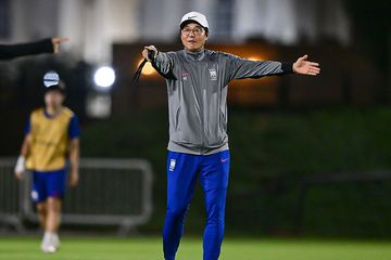 Pelatih Korsel, Hwang Sun-hong, saat memimpin latihan jelang lawan timnas U-23 Indonesia di perempat final Piala Asia U-23 2024.