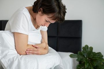 Cara mengatasi asam lambung naik saat tidur.