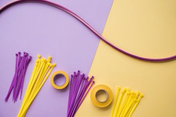 Cara sederhana untuk membuka kabel ties tanpa gunting.