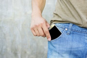 Mitos atau Fakta, Menyimpan HP di Saku Celana Bahaya untuk Organ Reproduksi?