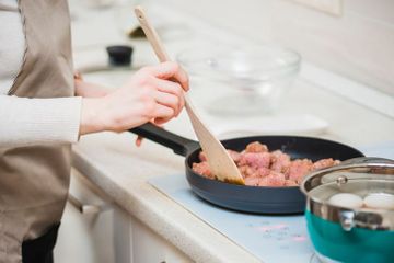 Jadi Kebiasaan Saat Lebaran, Hati-hati Memanaskan Makanan Berulang Bisa Bahayakan Kesehatan