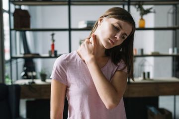 Sering Dikira Salah Bantal, Ternyata Ini 6 Penyebab Leher Sakit Saat Bangun Tidur
