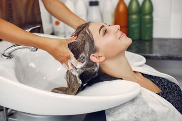 Selain Menunjang Kecantikan, Inilah Manfaat Pijat Saat Creambath