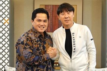 Ketua Umum PSSI Erick Thohir dan Shin Tae-yong akhirnya berjabat tangan dan dipastikan resmi perpanjang kontrak.