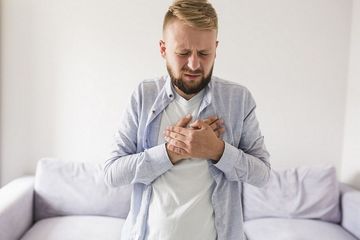 Cara Mengatasi Dada Panas karena Asam Lambung, Hindari Kebiasaan Ini Setelah Makan!