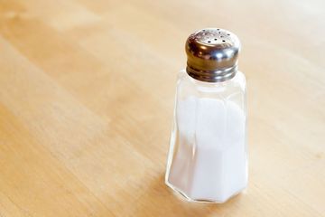 10 Tips Makan Asin yang Aman dan Sehat untuk Penderita Asam Lambung
