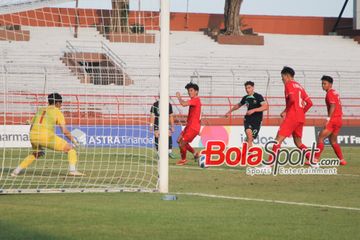 Pemain Australia U-19 Jake Najdovski (Tengah) berhasil melepaskan tembakan keras ke gawang Vietnam U-19 Di Stadion Gelora 10 November, Surabaya, Jawa Timur, Minggu (21/7/2024) sore.