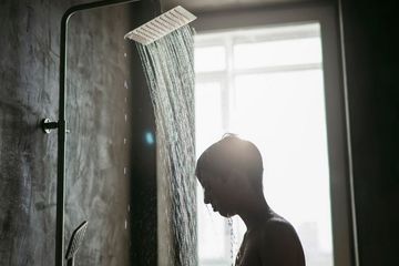 Mitos atau Fakta Mandi Air Dingin Dapat Menyebabkan Rematik? 