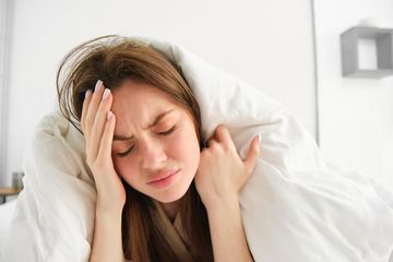 Kenapa Kepala Sering Pusing Saat Bangun Tidur? Ini 6 Penyebab dan Cara Menghilangkannya