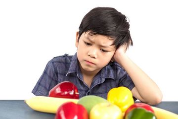 Makanan dengan gizi lengkap keluarga sehat untuk mencegah malnutrisi pada anak.