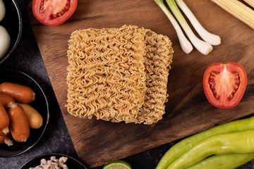 Tips aman makan mi instan untuk penderita asam lambung