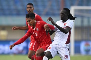 Hendro Siswanto berebut bola dengan Tito Okello pada laga Borneo FC kontra PSM Makassar di Piala Presiden 2024.