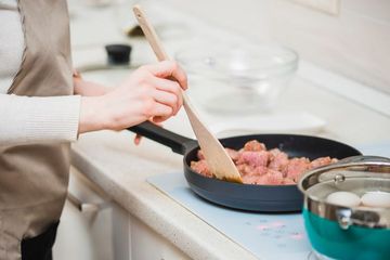 Jangan Sembarangan Nanti Nutrisinya Bisa Hilang! Begini Cara Memasak Daging yang Aman dan Sehat