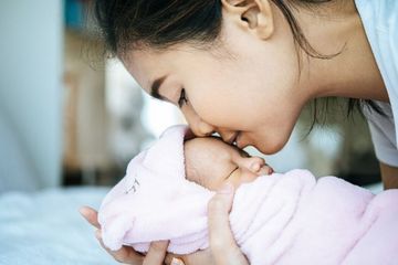 Posisi Menyusui yang Benar agar Bayi Tidak Gumoh, Praktikkan Begini pada Si Kecil