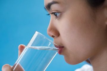 Berbuka puasa dengan air mineral