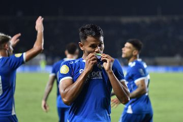 Selebrasi striker Persib Bandung, Dimas Drajad, usai membobol gawang Arema FC pada pekan ketiga Liga 1 2024/2025 di Stadion Si Jalak Harupat, Bandung, Minggu (25/8/2024).