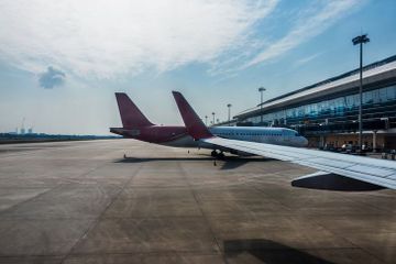 Kapan Harus Berhenti Bepergian Naik Pesawat Saat Hamil? Ini yang Perlu Diketahui Bumil