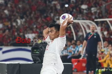 Pemain timnas Indonesia, Pratama Arhan, sedang melalukan lemparan ke dalam (throw in) saat bertanding di Stadion Utama Gelora Bung Karno, Senayan, Jakarta, Selasa (10/9/2024) malam.