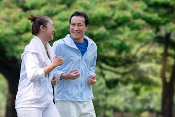Tips menjaga kesehatan tulang di usia tua