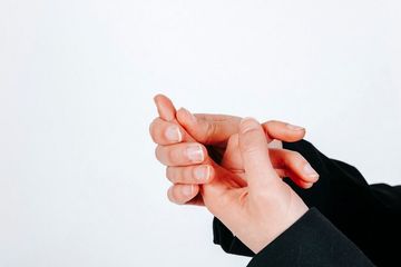 Benarkah menusuk-nusuk jari bisa menyembuhkan stroke?
