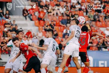 Duel pemain pada laga Bali United Vs PSS Sleman pada pekan kelima Liga 1 2024/2025 di Stadion Kapten I Wayan Dipta, Bali, Senin (16/9/2024).