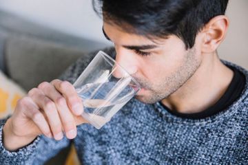 Bahaya minum air hangat saat perut kosong