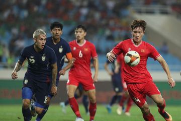 Duel pemain timnas Vietnam dan Thailand pada FIFA Matchday September 2024.
