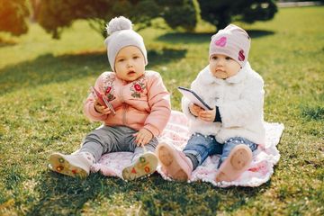 Ide nama bayi perempuan kembar yang berawalan huruf N.
