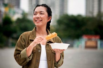 Jangan Terus Dibiasakan, Ini 5 Bahaya Makan dan Minum Sambil Berdiri