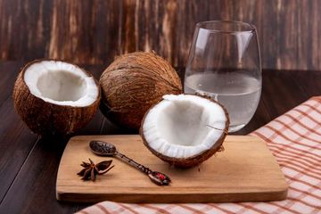 Benarkah Air Kelapa Muda Bisa Melancarkan Haid? Berikut Faktanya