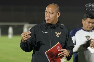 Pelatih Timnas U-17 Indonesia, Nova Arianto saat memimpin sesi latihan di Kuwait sebelum Kualifikasi Piala Asia U-17 2025