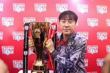 Pelatih timnas Indonesia, Shin Tae-yong, sedang berpose dengan trofi Piala AFF di FX Sudirman, Senayan, Jakarta, Sabtu (2/11/2024).