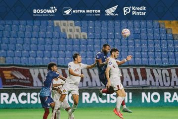Duel pemain PSM Makassar dan Persik Kediri pada pekan ke-10 Liga 1 2024/2025 di Stadion Batakan, Balikpapan, Senin (4/11/2024).