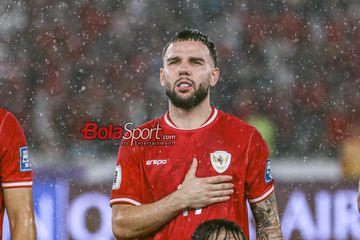 Pemain timnas Indonesia, Calvin Verdonk, sedang menyanyikan lagu Indonesia Raya jelang berlaga di Stadion Utama Gelora Bung Karno, Senayan, Jakarta, Jumat (15/11/2024).