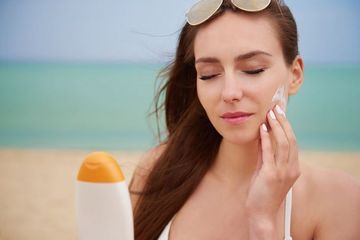 Kenapa Wajah Terlihat Kusam Setelah Memakai Sunscreen? Ini 5 Penyebabnya