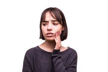 Dikompres Gak Mempan? Ini 4 Cara Ampuh Mengatasi Pipi Bengkak karena Sakit Gigi