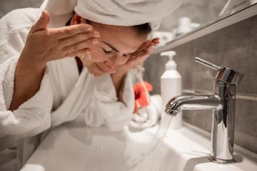 Perhatikan Urutannya, Berikut 5 Cara Membersihkan Wajah Sebelum Tidur yang Tepat