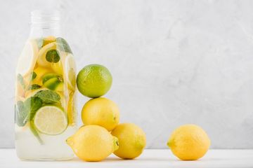 Wajib Coba Minum Air Lemon Hangat Sebelum Tidur, Bakal Rasakan 6 Manfaat Ini