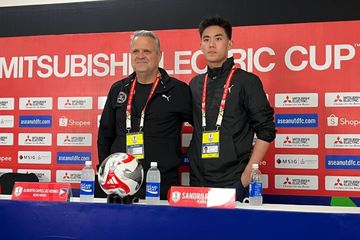 Pelatih timnas Filipina, Albert Capellas, dan pemain Sandro Reyes sebelum menghadapi Indonesia di ASEAN Cup 2024, Jumat (20/12/2024).
