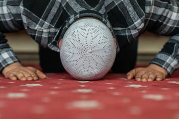 3 Doa Sujud Terakhir Dalam Sholat, Lengkap Bacaan Arab, Latin dan ...