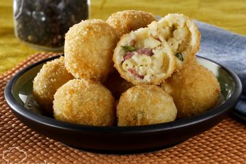 Hasil gambar untuk Bitter ballen isi makaroni